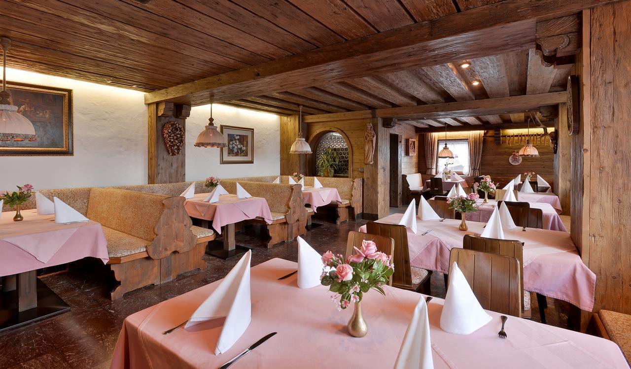 Hotel Schwarzer Adler Hippach Exteriör bild