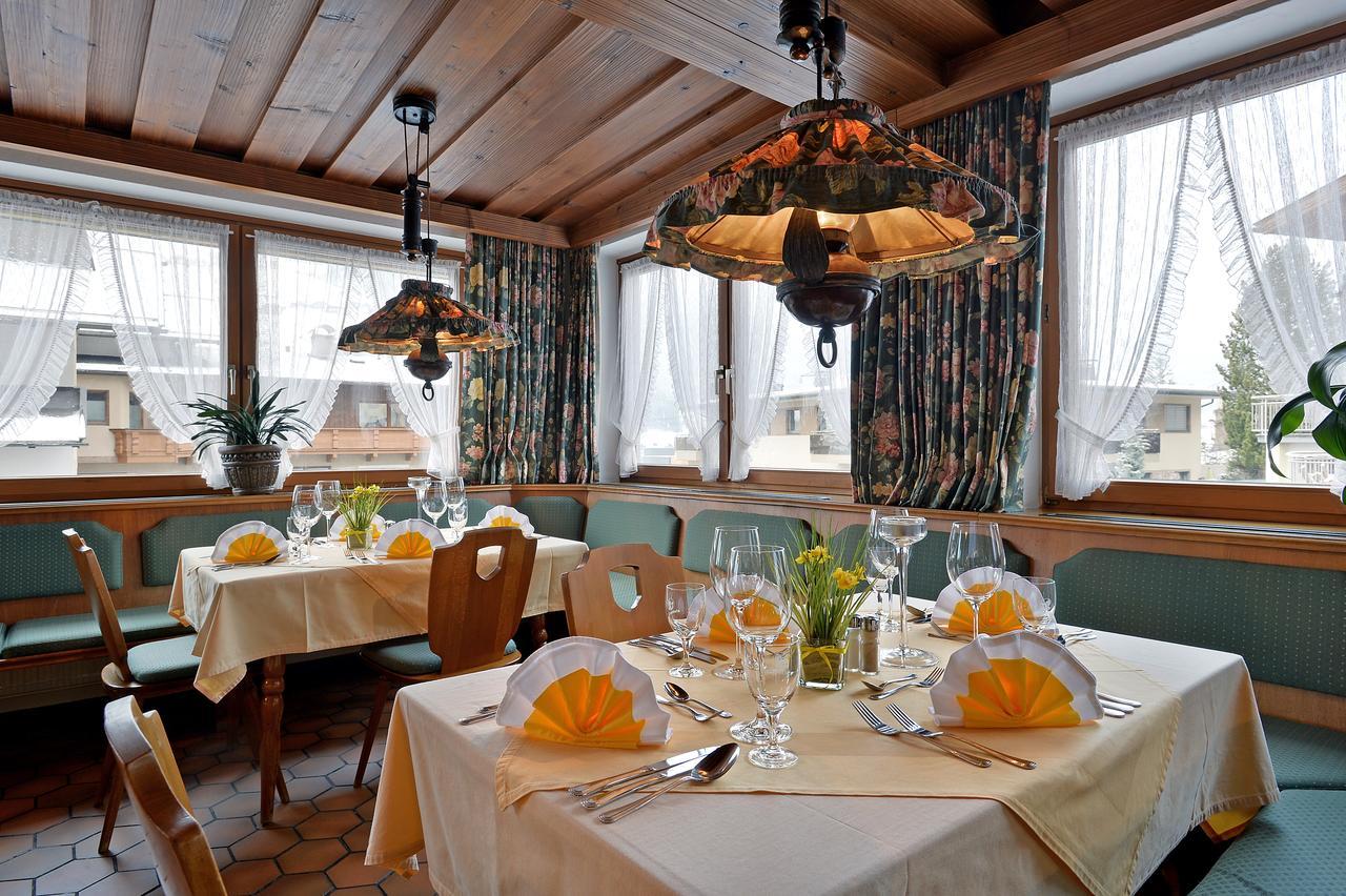 Hotel Schwarzer Adler Hippach Exteriör bild