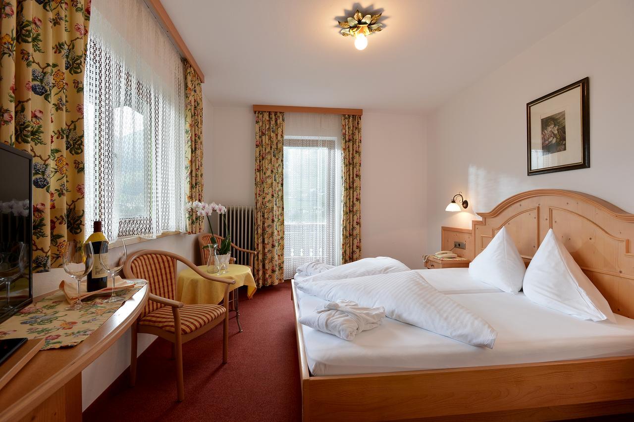Hotel Schwarzer Adler Hippach Exteriör bild