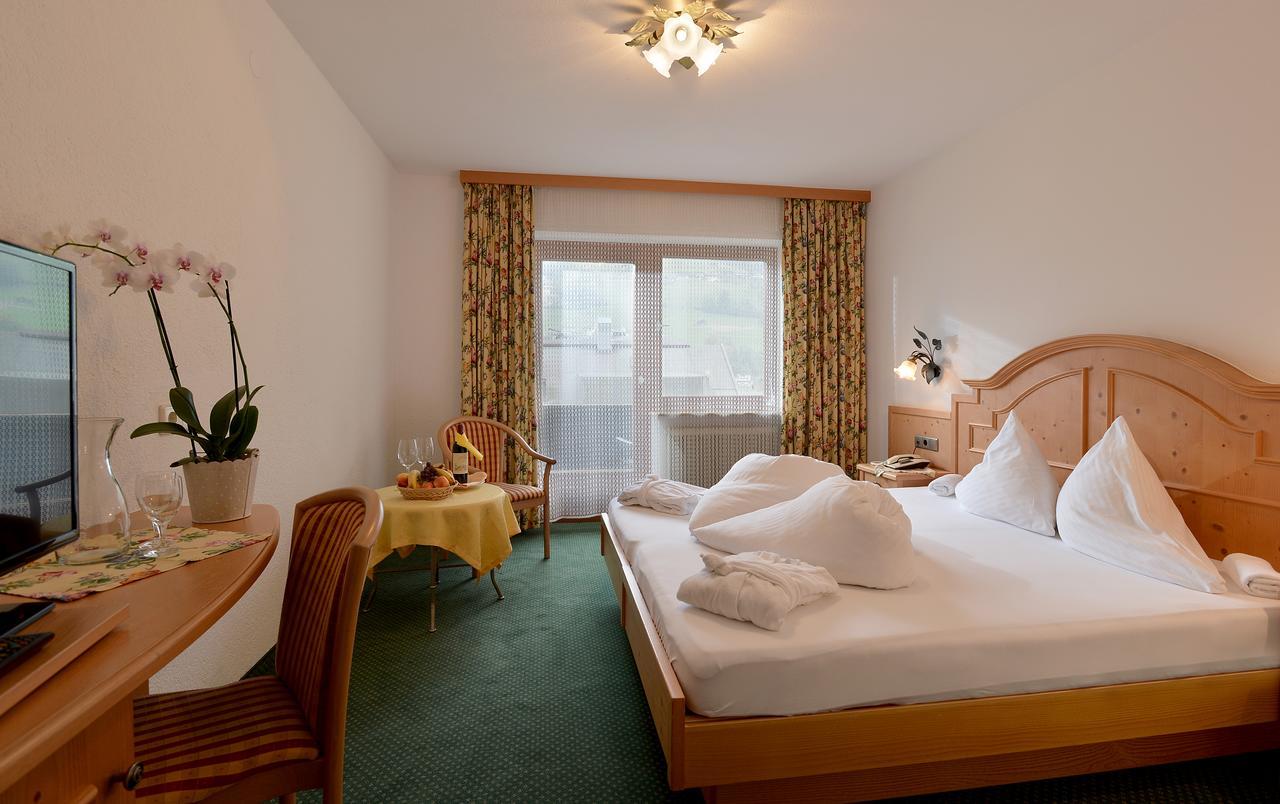 Hotel Schwarzer Adler Hippach Exteriör bild